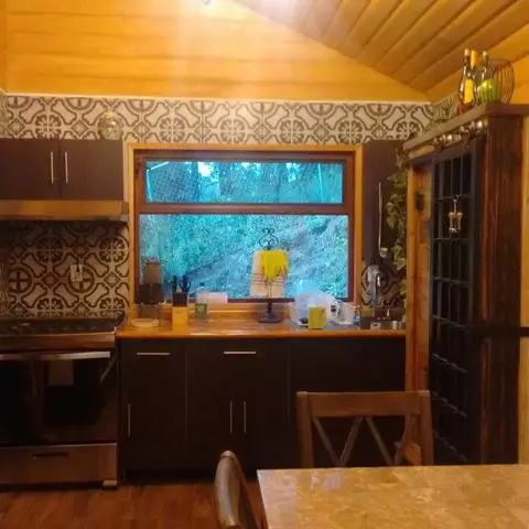Cabaña de Madera Tipo Chalet de Dos Pisos con Balcón
