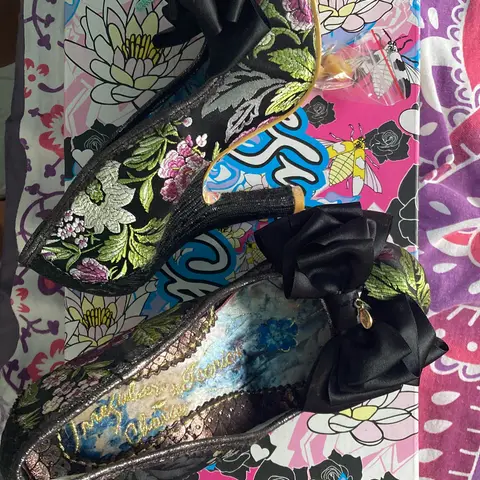 Zapatos de tacón alto negros con diseño floral bordado y moño