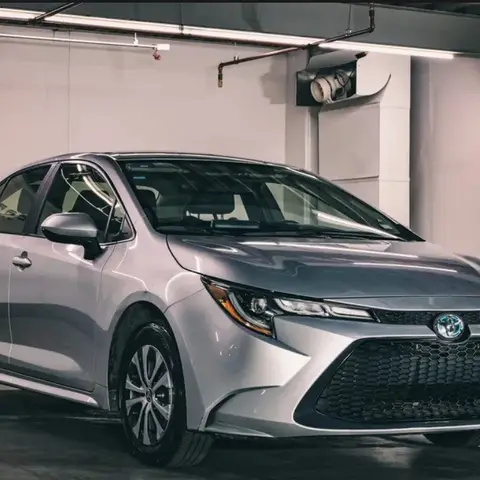 Toyota Corolla Sedán Plateado 4 Puertas