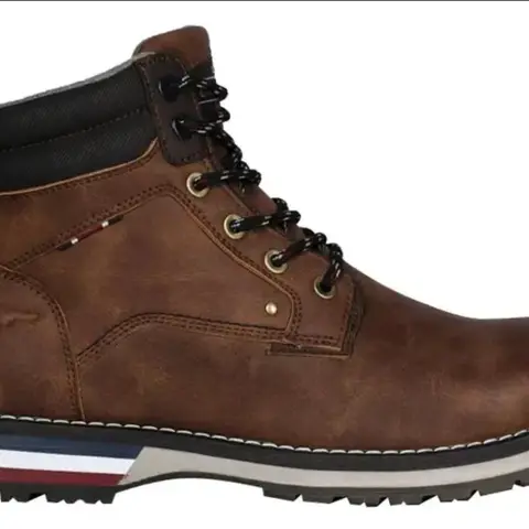 Bota de trabajo estilo casual café con cuello acolchado negro