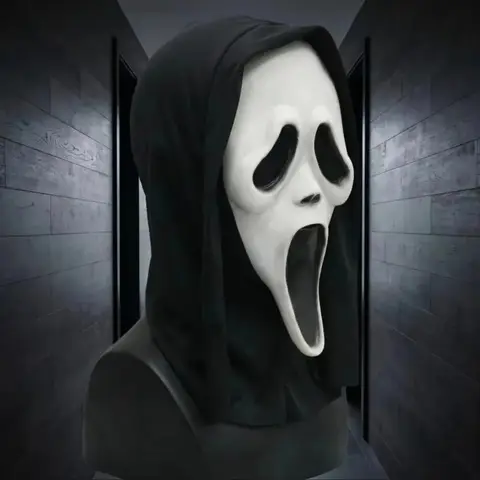 Máscara de Ghostface de la película Scream con capucha